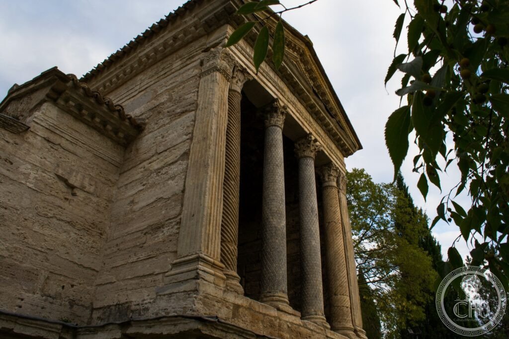 Tempietto sul Clitunno Campello VII sec chiesa longobarda facciata classica colonne romane Umbria PG UNESCO 2011