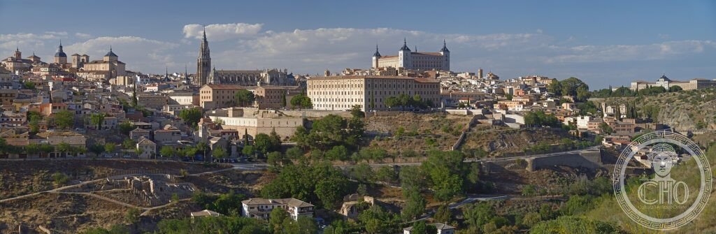 Toledo, Spagna — la città medievale arroccata su una collina circondata dal fiume Tajo, con la Cattedrale Gotica e l'Alcazar