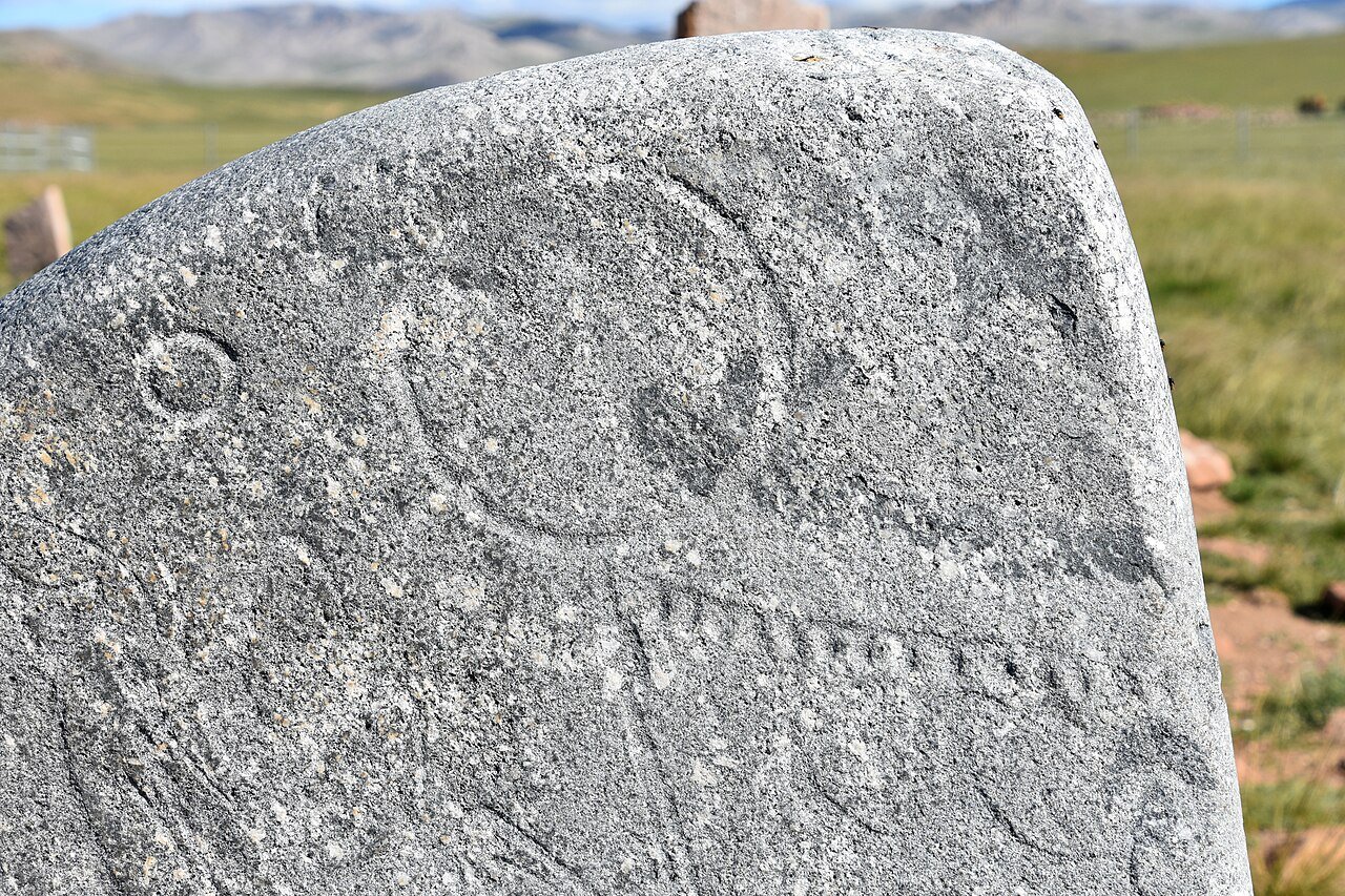 Le stele cervo (deer stones) del sito di Uushigiin Uvor: obelischi in granito decorati con figure di cervi volanti dell'Eta del Bronzo, Mongolia settentrionale