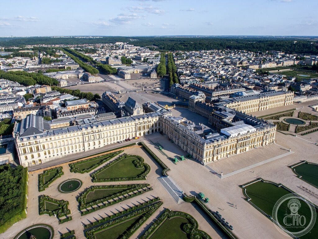 Veduta aerea della Reggia di Versailles con il palazzo, i parterre e il Grande Canale dei giardini di Le Nôtre, Francia