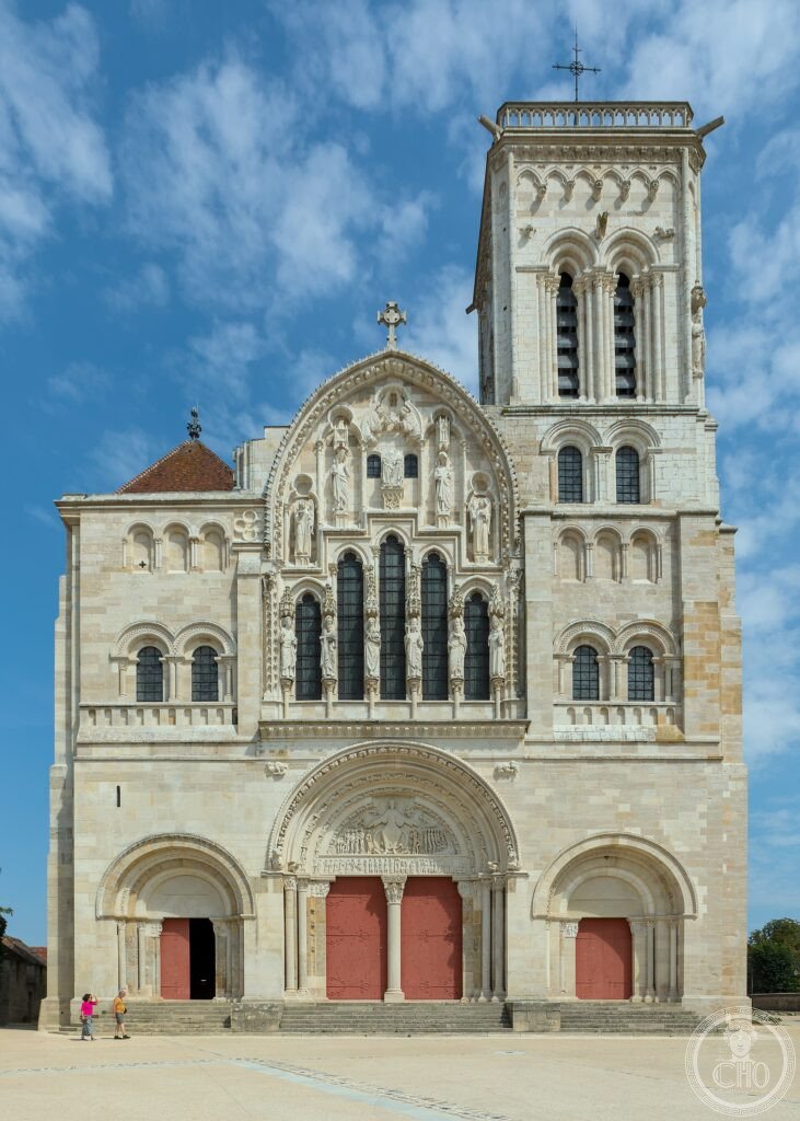 La basilica romanica di Sainte-Marie-Madeleine sulla collina di Vézelay, Borgogna, Francia
