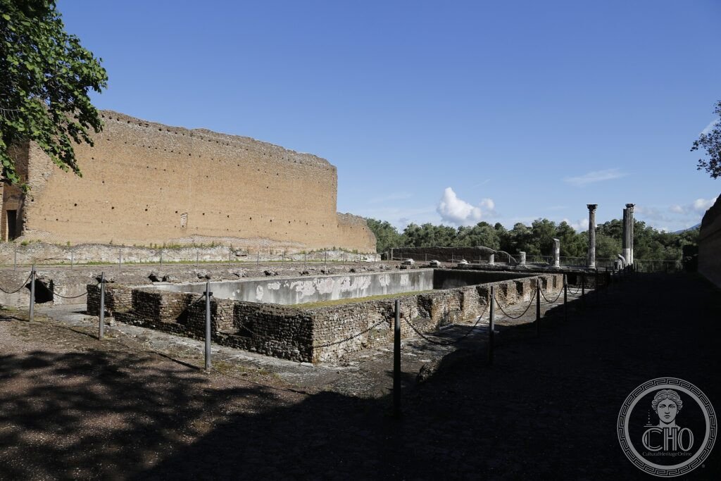 Villa Adriana Tivoli 118-134 dC Canopo specchio acqua colonnato riflesso estate palazzo imperiale romano Lazio RM Roma UNESCO 1999