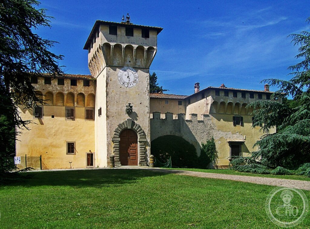 Villa di Cafaggiolo, Mugello, facciata merlata con torre medievale e giardino cinquecentesco tra le colline