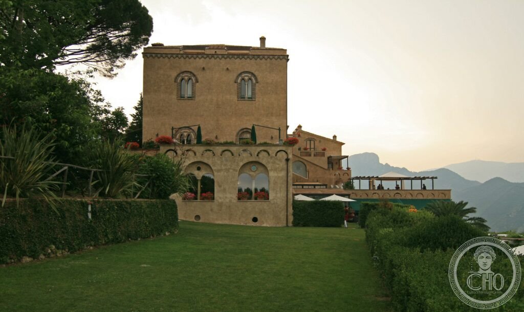 Villa Cimbrone Ravello, Terrazza dell Infinito con busti e balaustra sopra la Costiera Amalfitana e il Golfo di Salerno