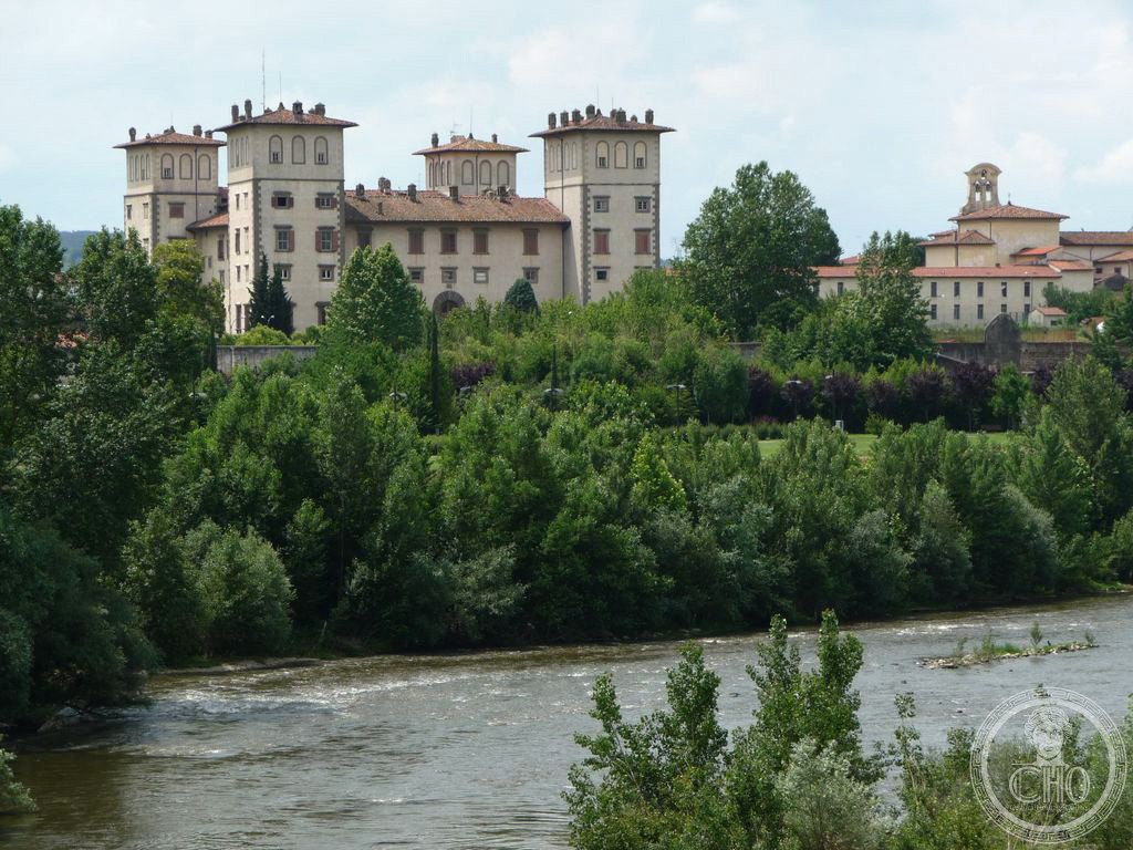 Villa Medicea dell'Ambrogiana, Montelupo Fiorentino, facciata con le quattro torri angolari riflessa sull'Arno