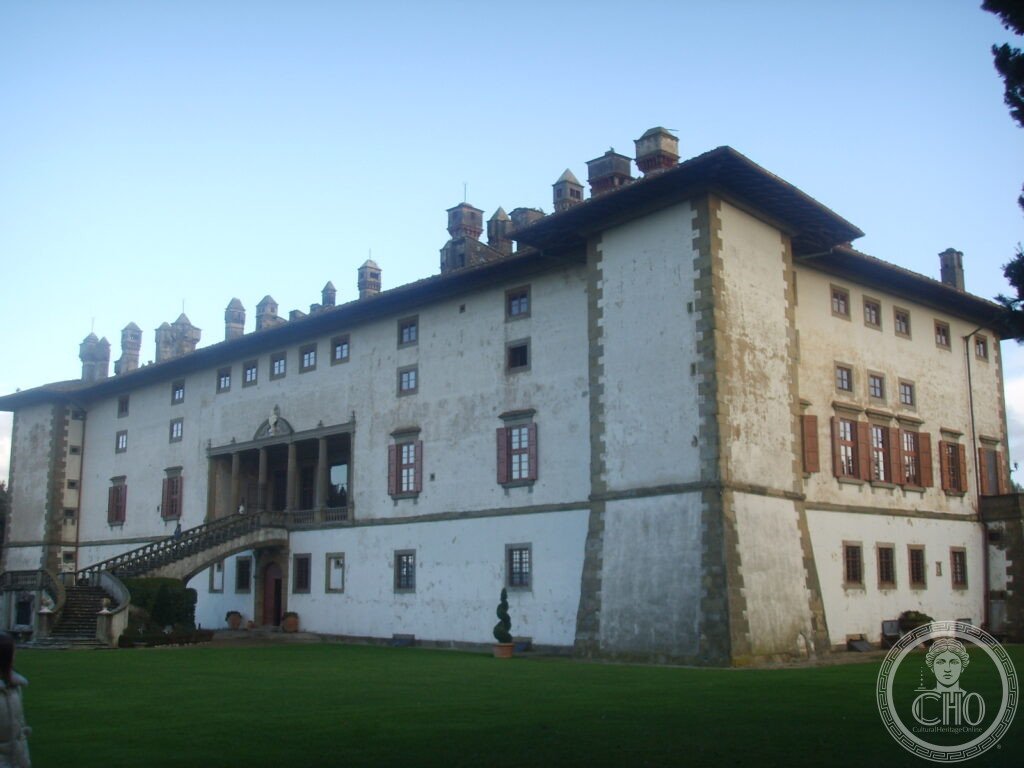 Villa Medicea di Artimino La Ferdinanda, Carmignano, facciata con i 37 camini di Buontalenti su poggio panoramico