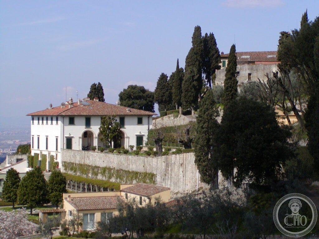 Villa Medicea di Fiesole, loggiato michelozziano su terrazza panoramica con cipressi e vista su Firenze