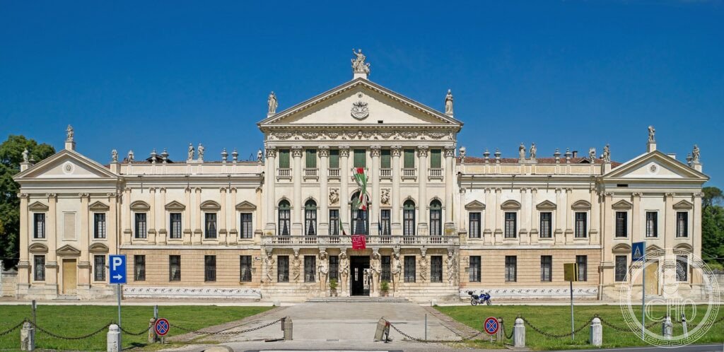 Villa Pisani a Stra, facciata barocca sul Naviglio Brenta con doppia scalinata, Venezia