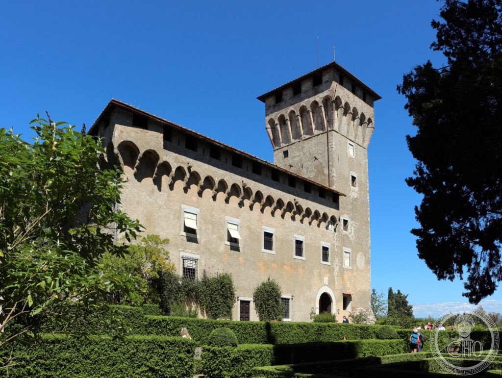 Villa Medicea il Trebbio, Mugello, cortile rinascimentale con loggiato michelozziano e torre medievale
