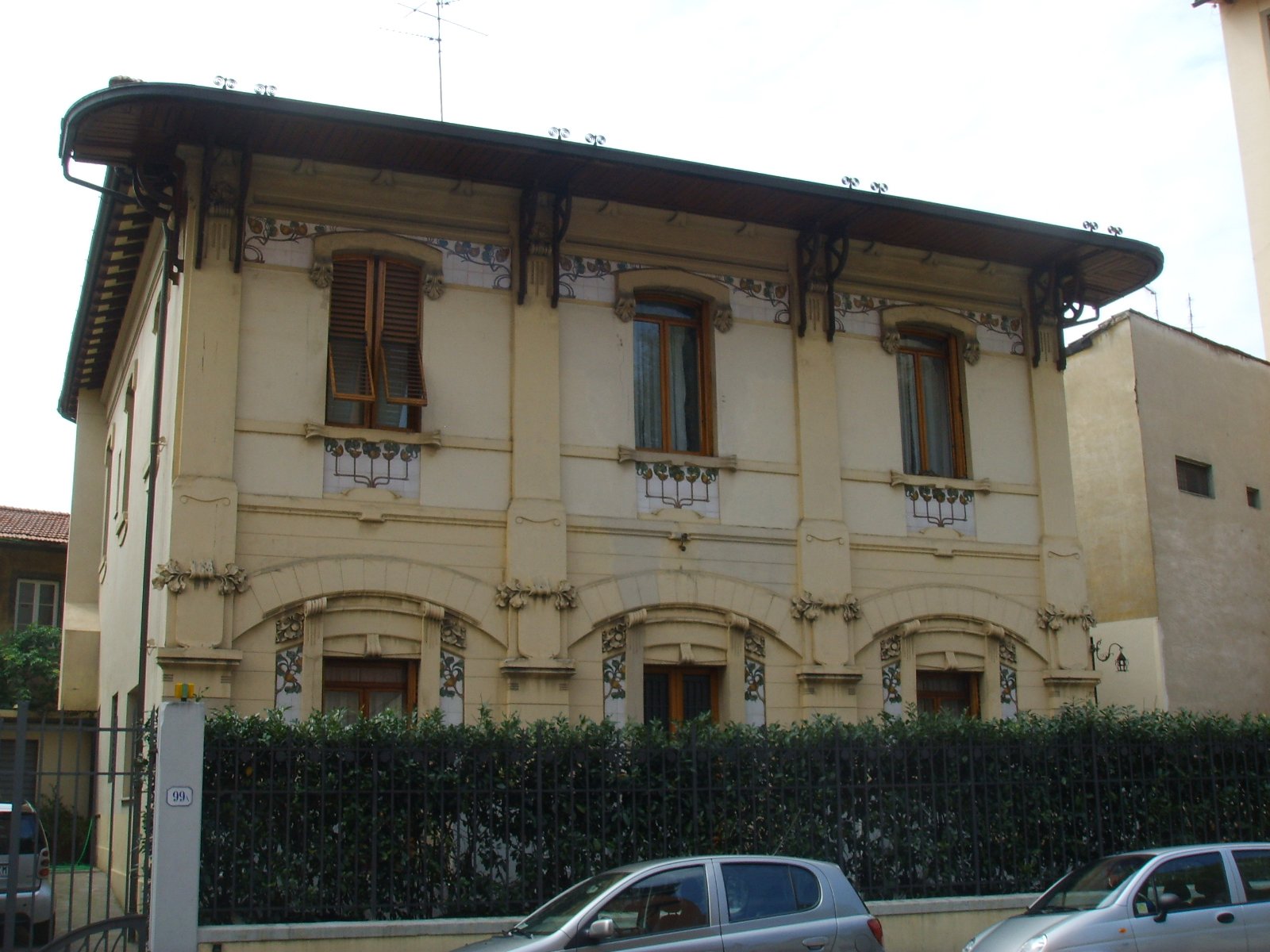 Villino Ravazzini facade, Via Scipione Ammirato 101, Florence — Liberty floral ceramics by Galileo Chini, 1907