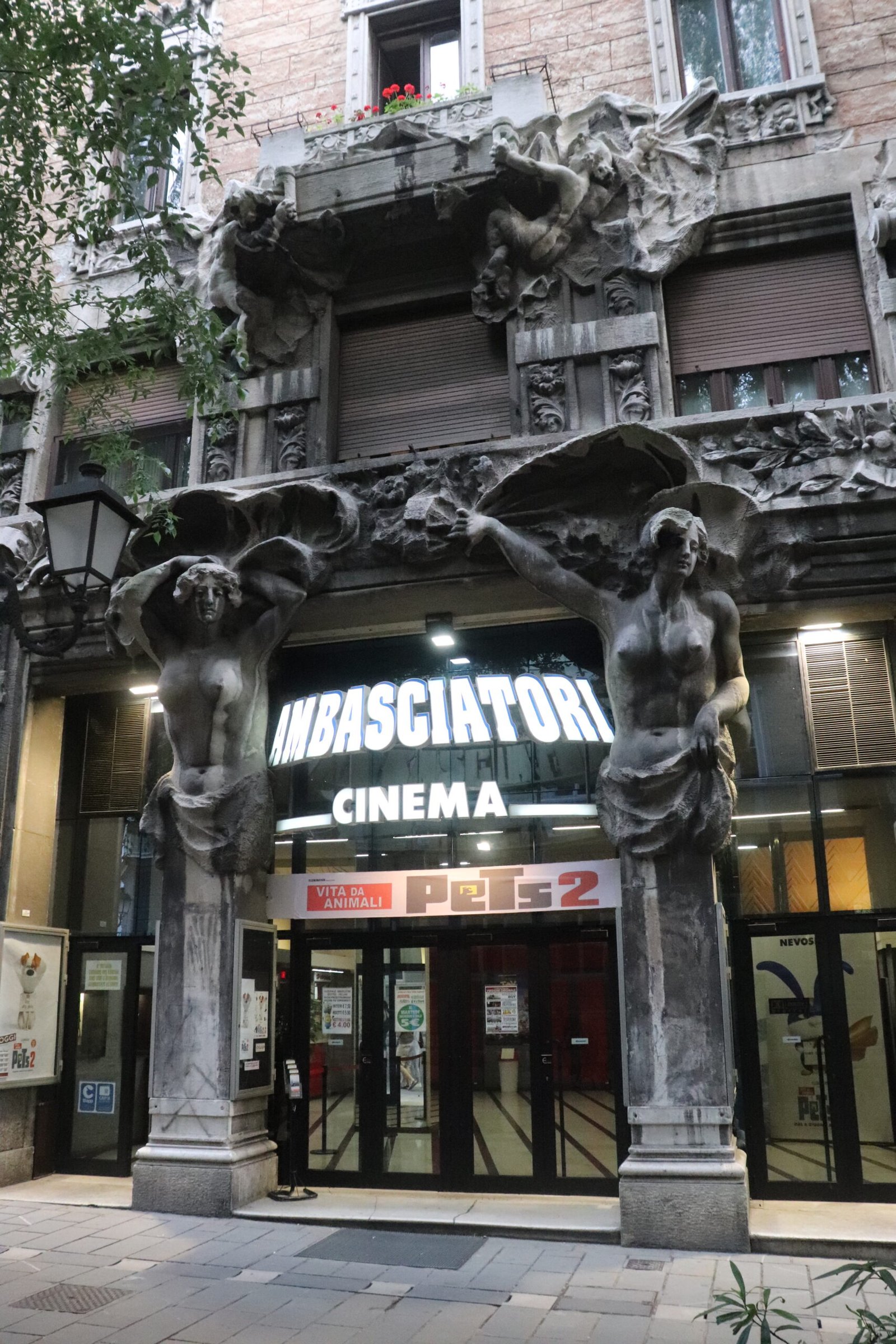 Palazzo Viviani-Giberti facade, Trieste — sculptural portal with female figures in high relief, Liberty style, 1907
