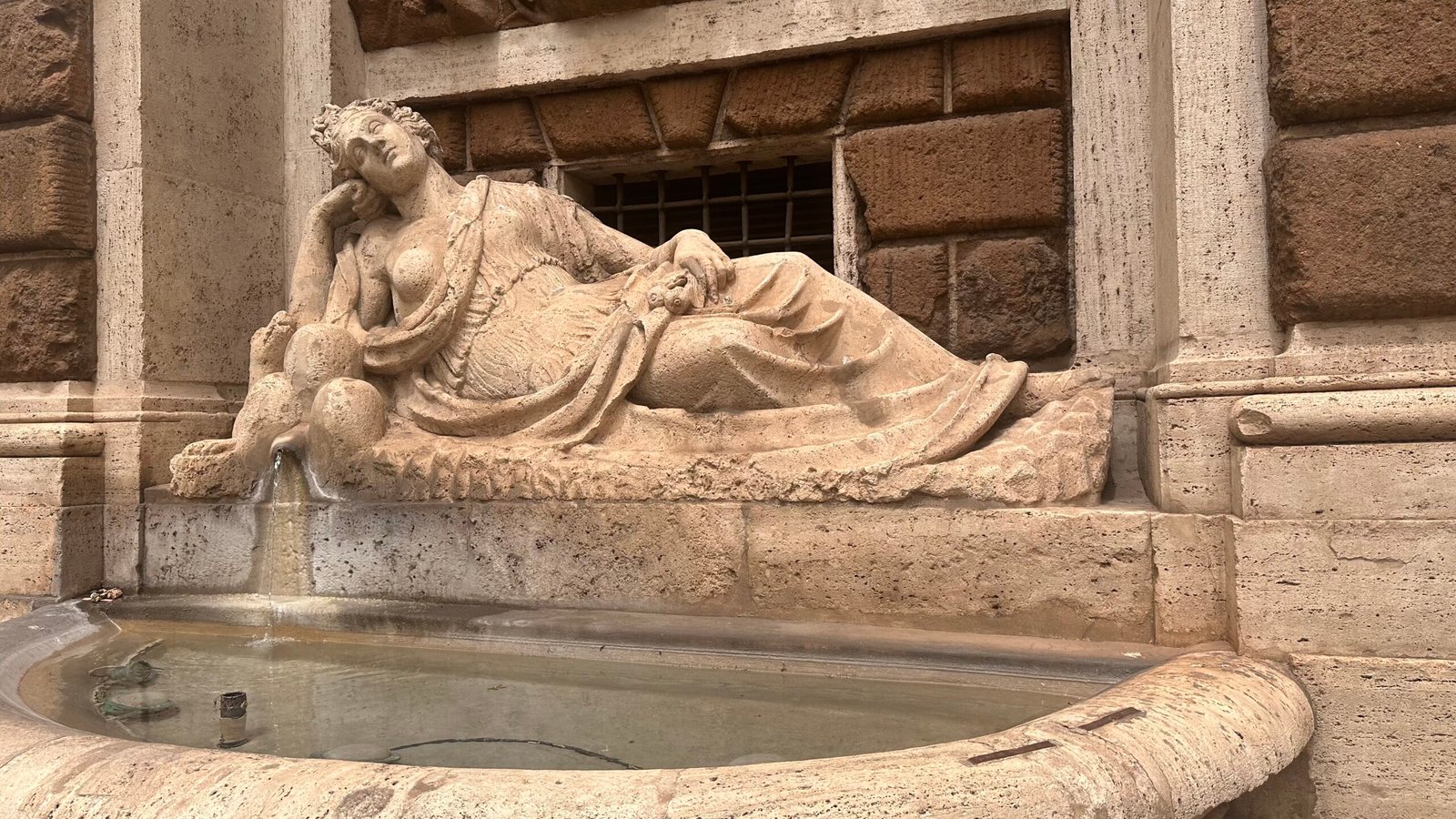 A detail of the Acqua Felice fountain.