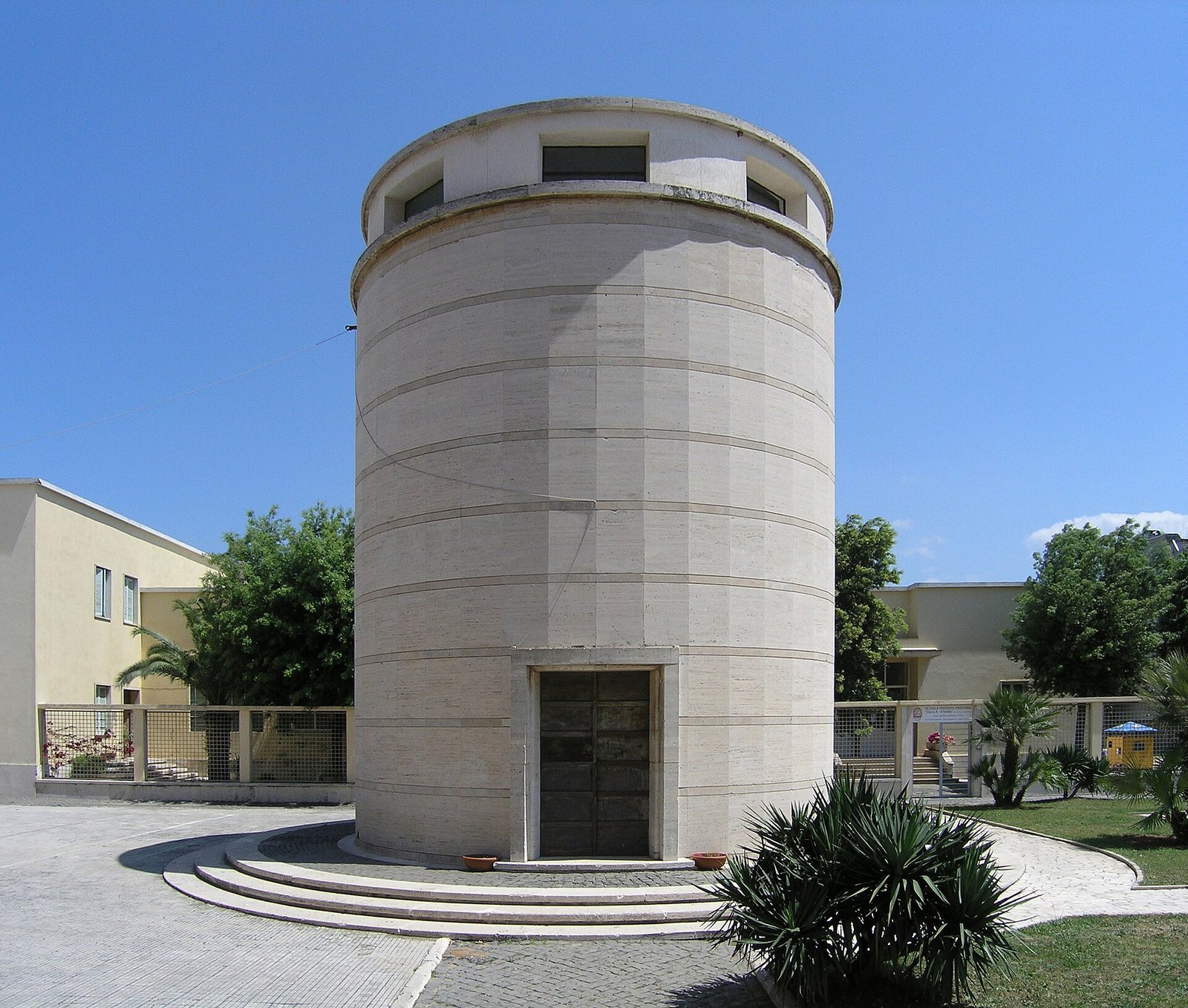 The cylindrical baptistery of the Annunziata complex. Photo: seier+seier via Wikimedia Commons, CC BY 2.0.