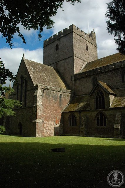 Cattedrale di Brecon con il cimitero circolare di origine celtica, Galles