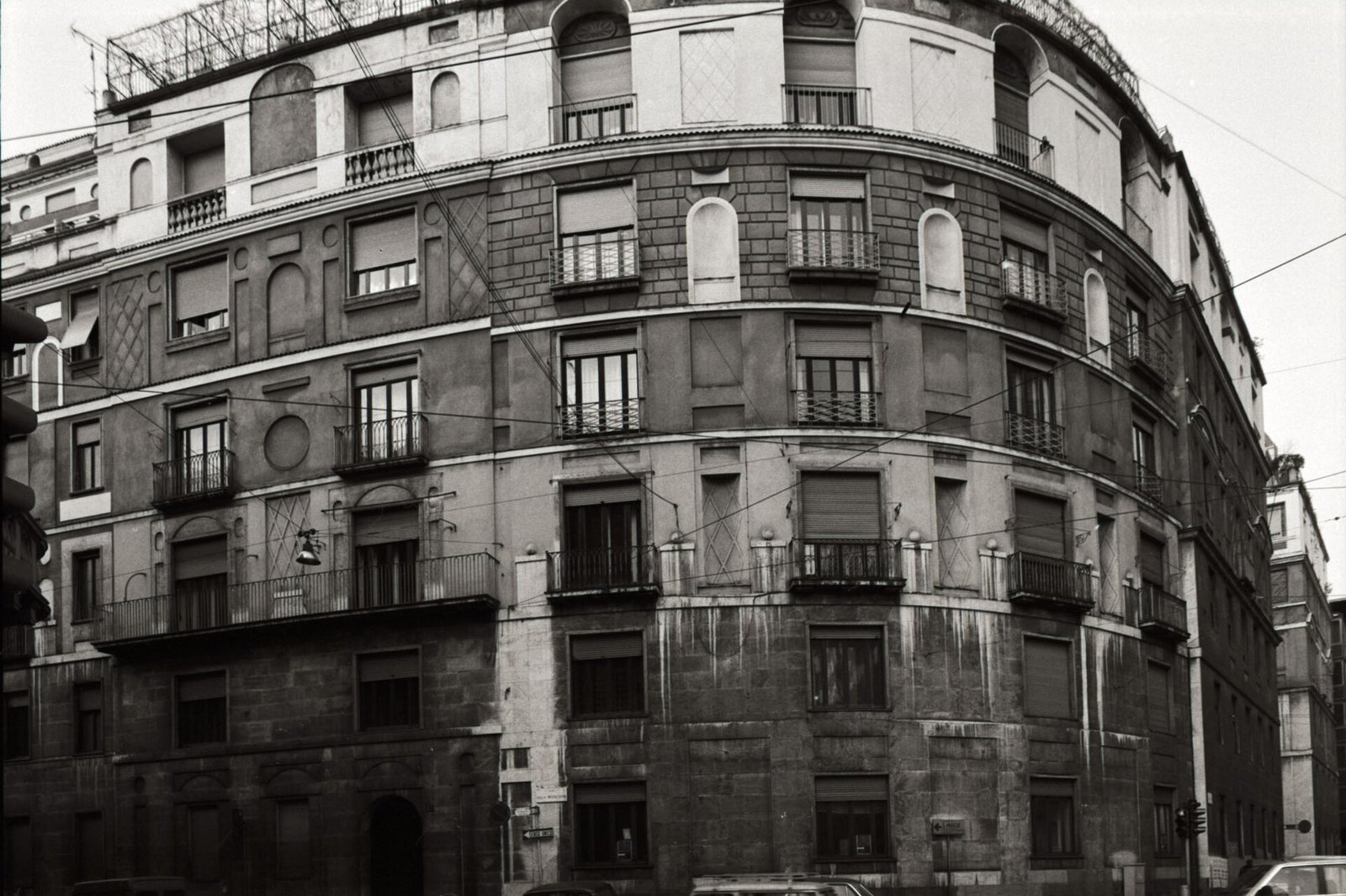 The curved corner of Ca Brutta in Milan, the apartment building by Giovanni Muzio, 1919 to 1922