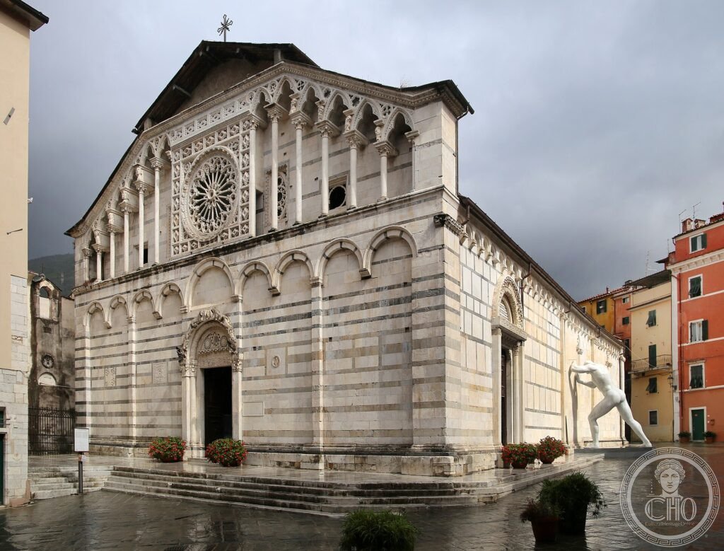 Facciata romanico-gotica in marmo bianco e nero del duomo di Carrara