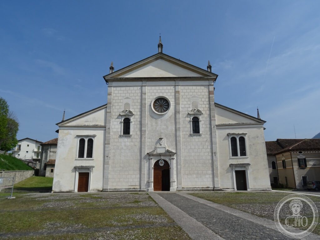 Facciata rinascimentale della concattedrale di Feltre con graffito e portale in pietra