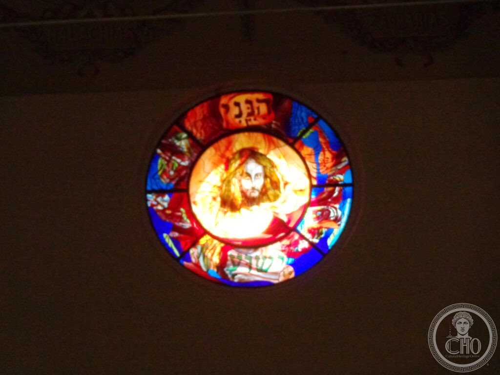 Facciata in pietra lavica e marmo bianco della cattedrale di Patti
