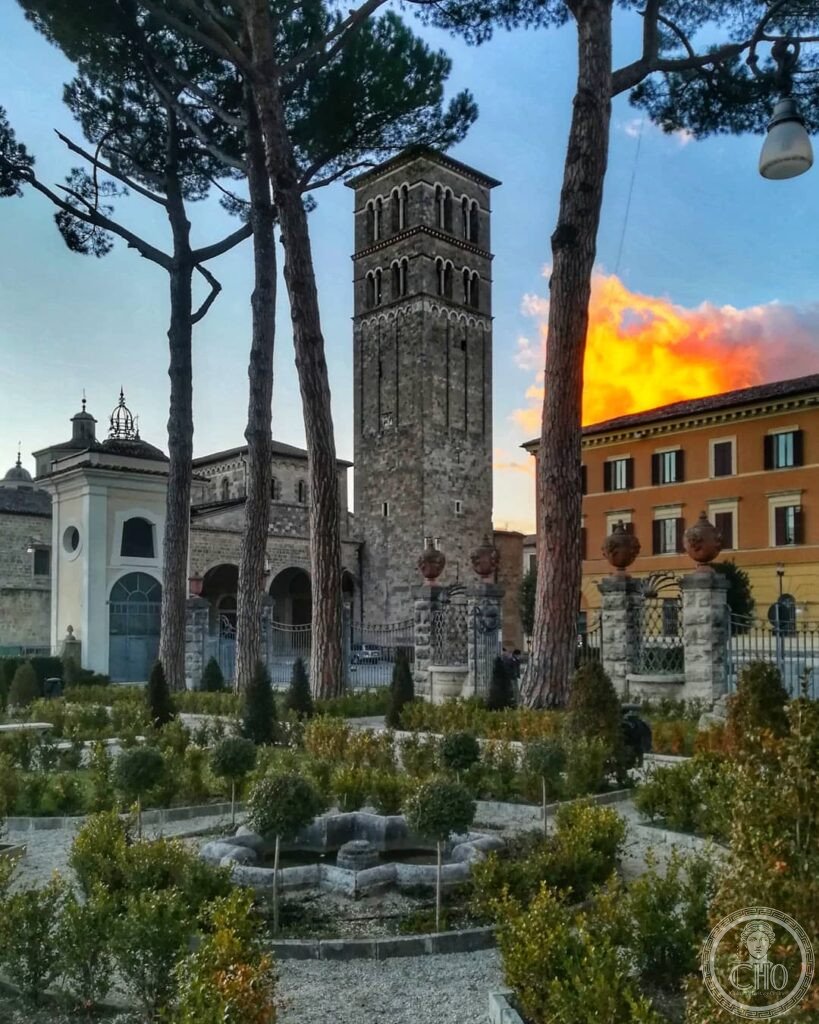 Facciata romanica in pietra chiara della Cattedrale di Santa Maria Assunta a Rieti, vista dai giardini di Vignola