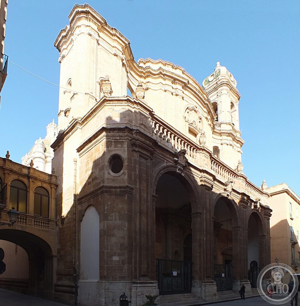 Facciata barocca della Cattedrale di San Lorenzo a Trapani con il pronao a tre arcate