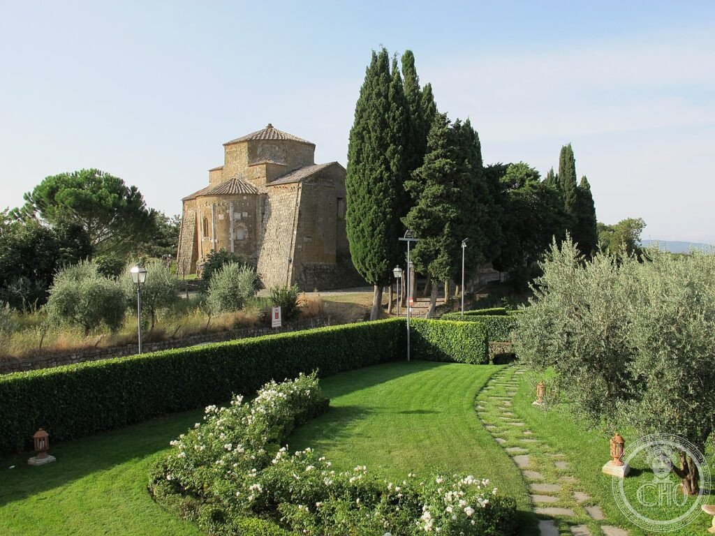 Vista laterale della cattedrale romanica di Sovana in pietra di tufo