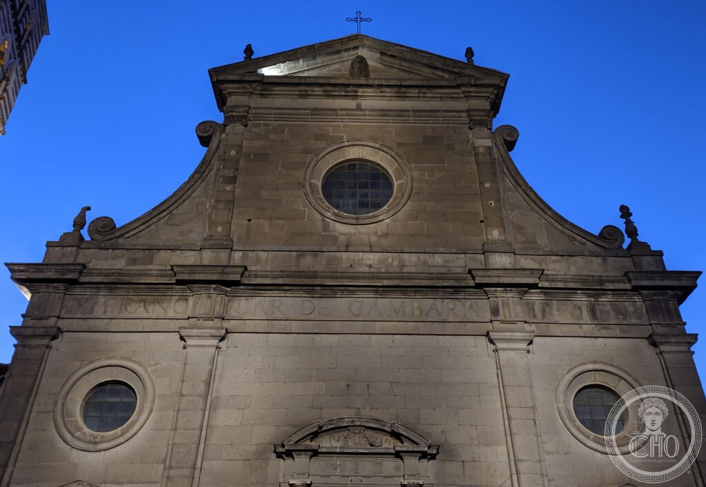Facciata rinascimentale della Cattedrale di San Lorenzo a Viterbo con il campanile gotico a strisce bicolori