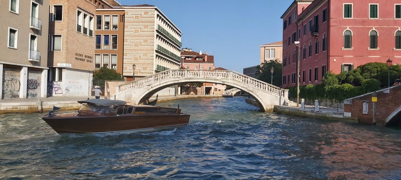 Ponte de la Cereria — Miozzi’s Rio Novo, 1933 — The Istrian-stone Ponte de la Cereria, with the Previdenza Sociale building beyond.