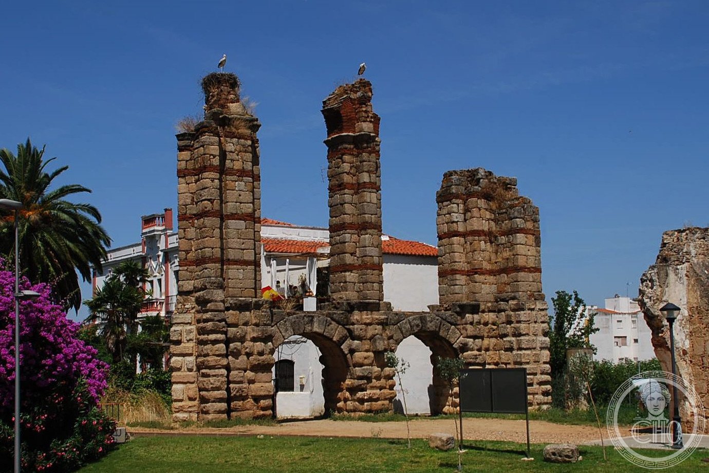 San Lázaro Roman aqueduct — view San Lázaro Roman aqueduct — view