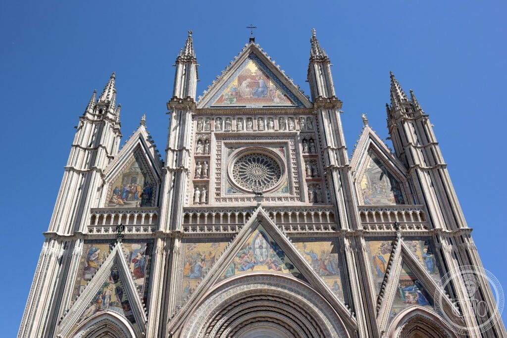 Facciata gotica policroma del Duomo di Orvieto, Umbria, con i mosaici dorati e i rilievi di Lorenzo Maitani