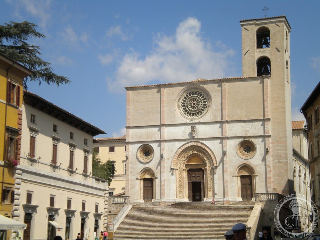 Scalinata e facciata romanico-gotica del Duomo di Todi su Piazza del Popolo, Umbria