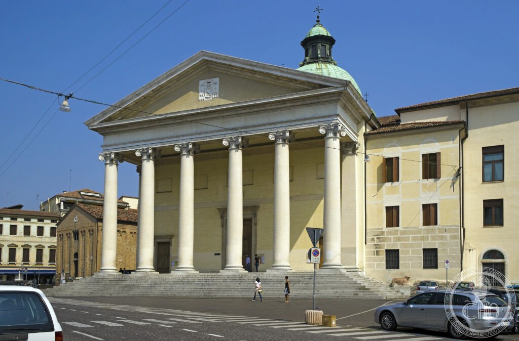 Facciata neoclassica del Duomo di Treviso con pronao a colonne ioniche