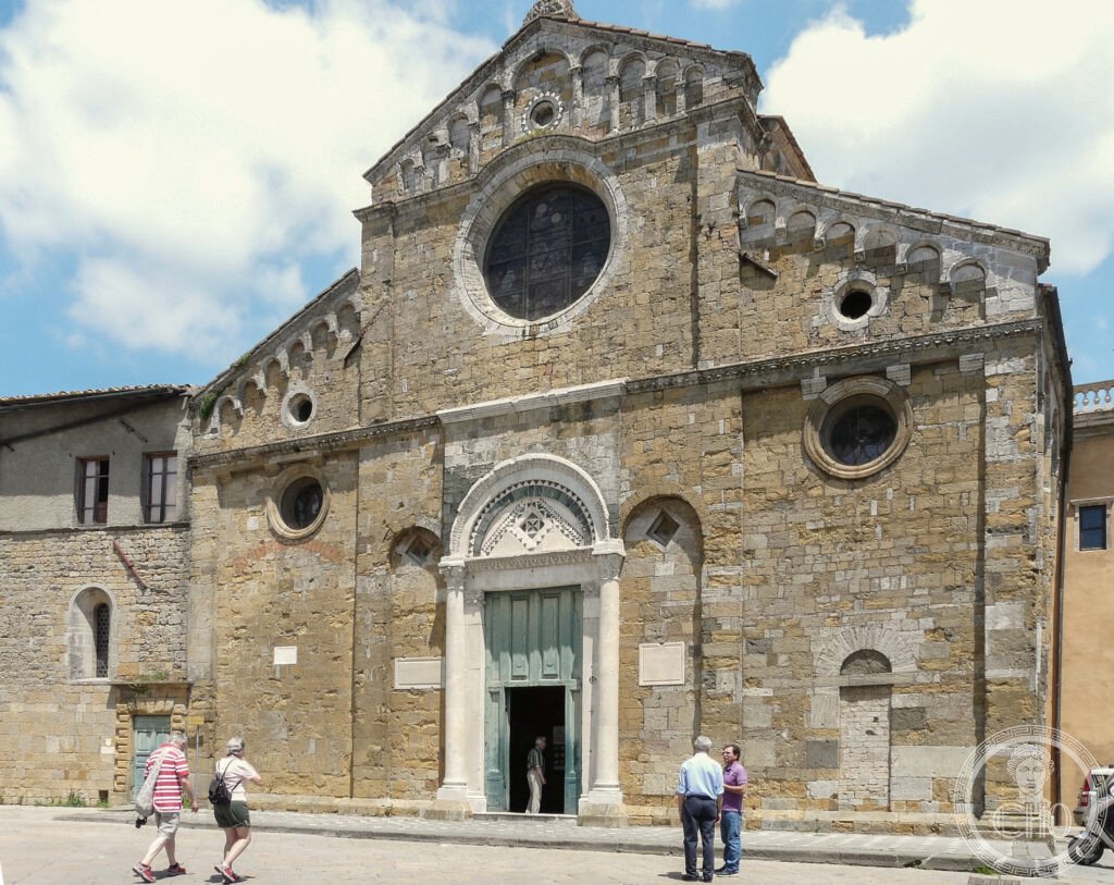 Facciata romanico-pisana del Duomo di Volterra in pietra chiara