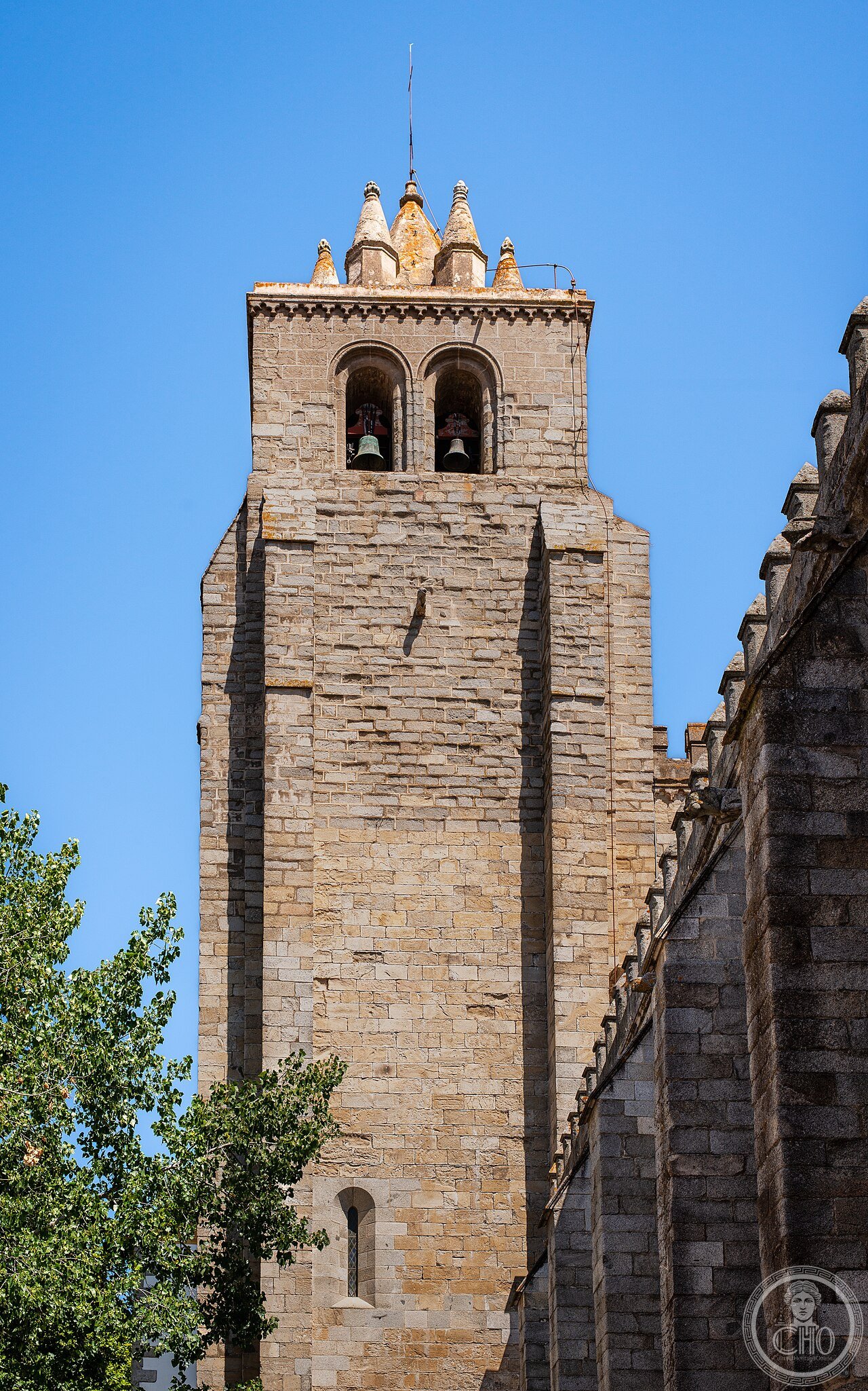 Sé de Évora, the largest cathedral in Portugal, a fortress-like Gothic church begun 1186 on the site of a former mosque, where Vasco da Gama's fleet flags were blessed in 1497 before his voyage to India