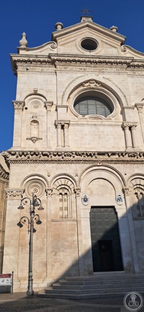 Facciata romanica della Cattedrale di Foggia con rosone e portale centrale in pietra chiara