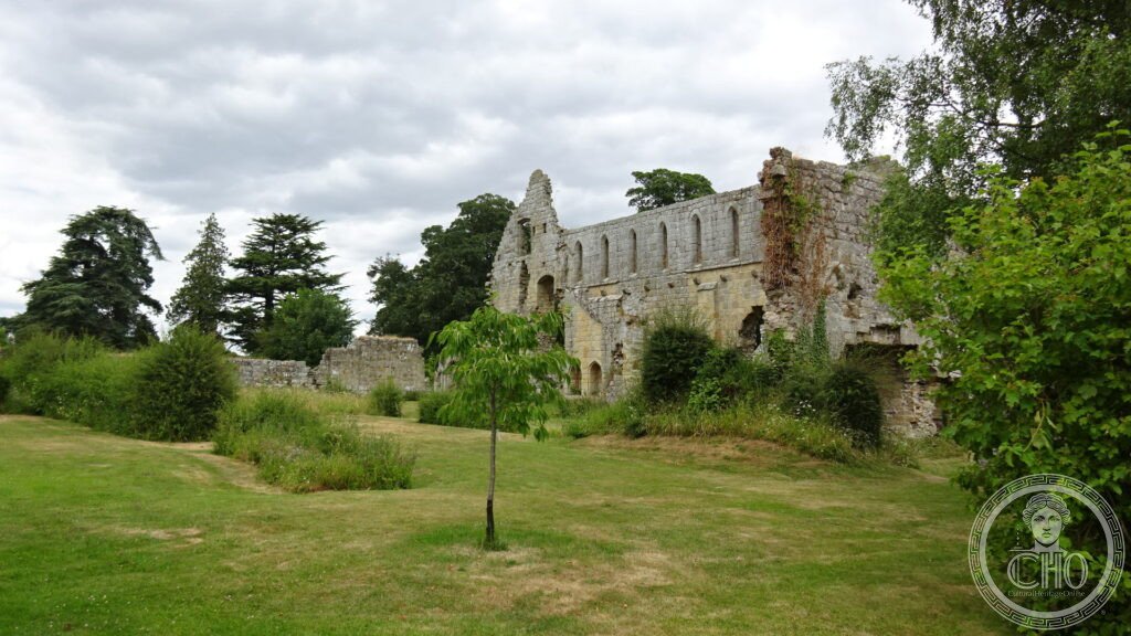 Rovine della chiesa abbaziale di Jervaulx immerse nella campagna dello Yorkshire, con archi in pietra ricoperti d'edera