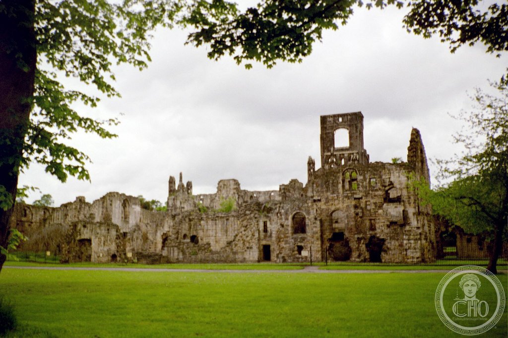 Rovine dell'abbazia cistercense di Kirkstall viste da sud-est, lungo il fiume Aire a Leeds