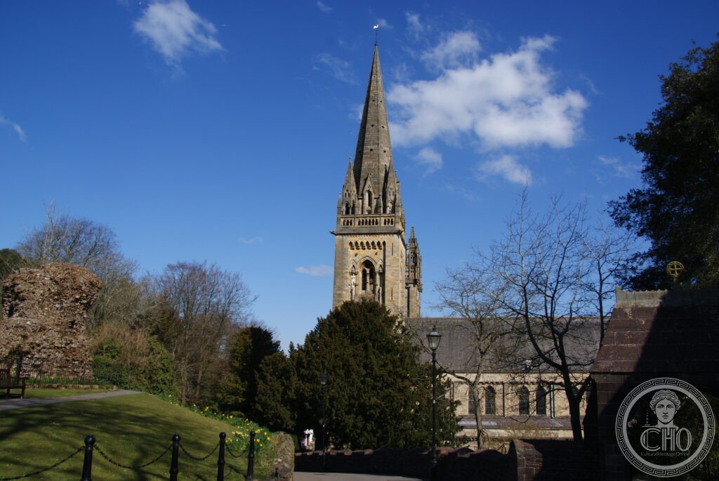 Cattedrale di Llandaff a Cardiff con la torre normanna e il portale gotico