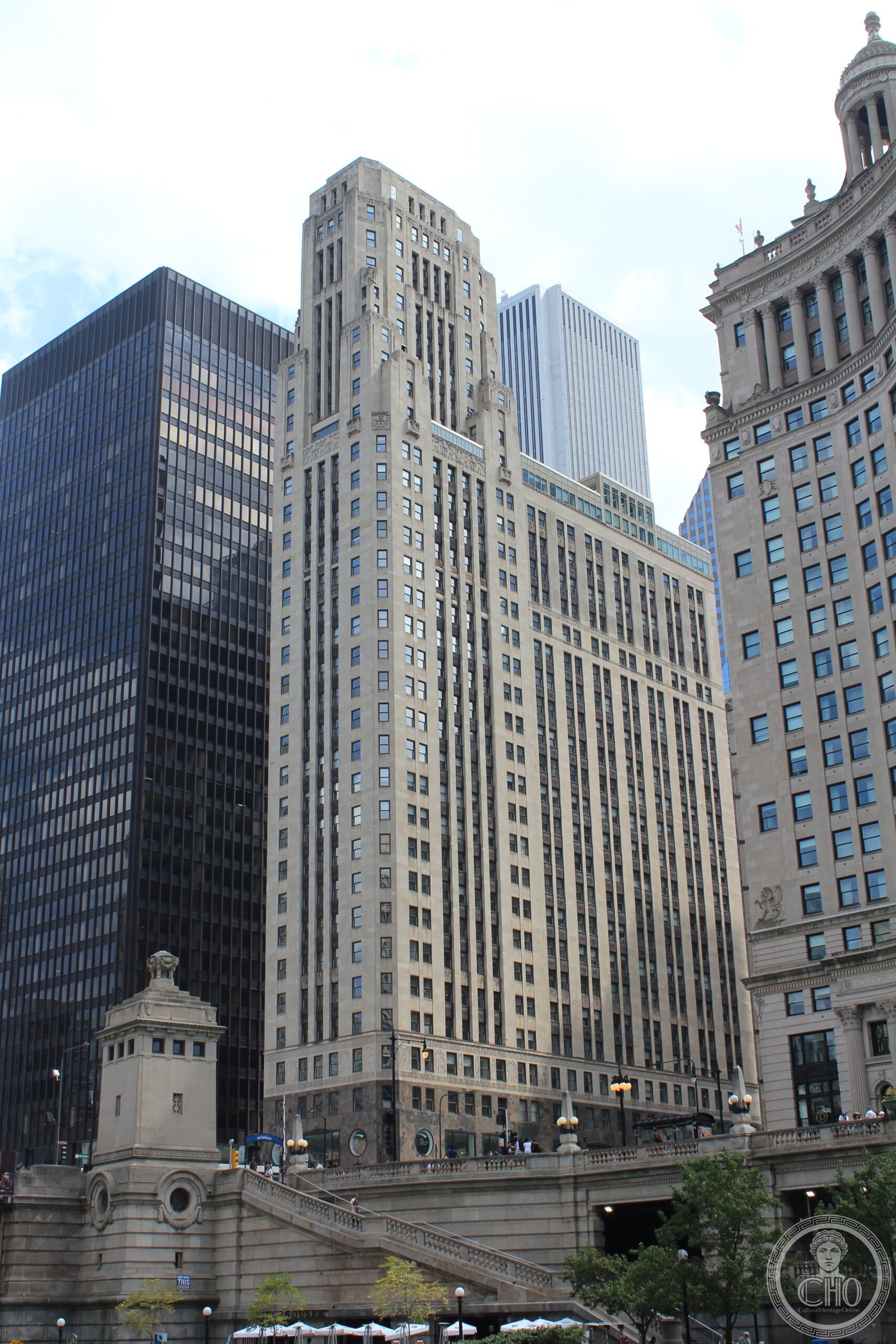333 North Michigan Avenue, Chicago, Art Deco tower on the Chicago River