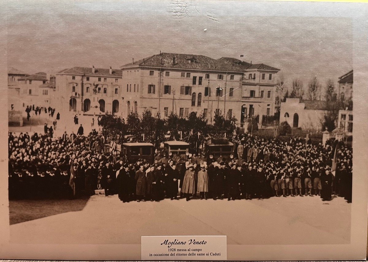 A crowd gathered in the square at Mogliano Veneto in 1928 for the return of the fallen, before the new municipal buildings