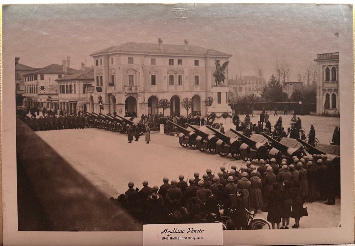 An artillery battalion drawn up in Piazza dei Caduti at Mogliano Veneto in 1941, before the town hall and the war memorial