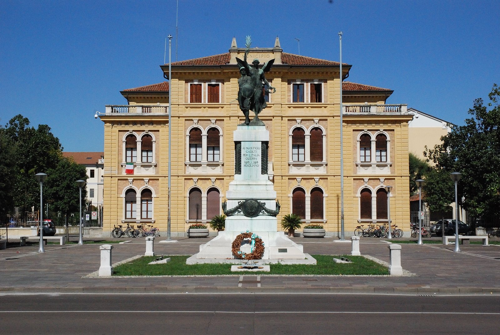 The arcaded town hall of Mogliano Veneto facing Piazza dei Caduti, with the war memorial in front