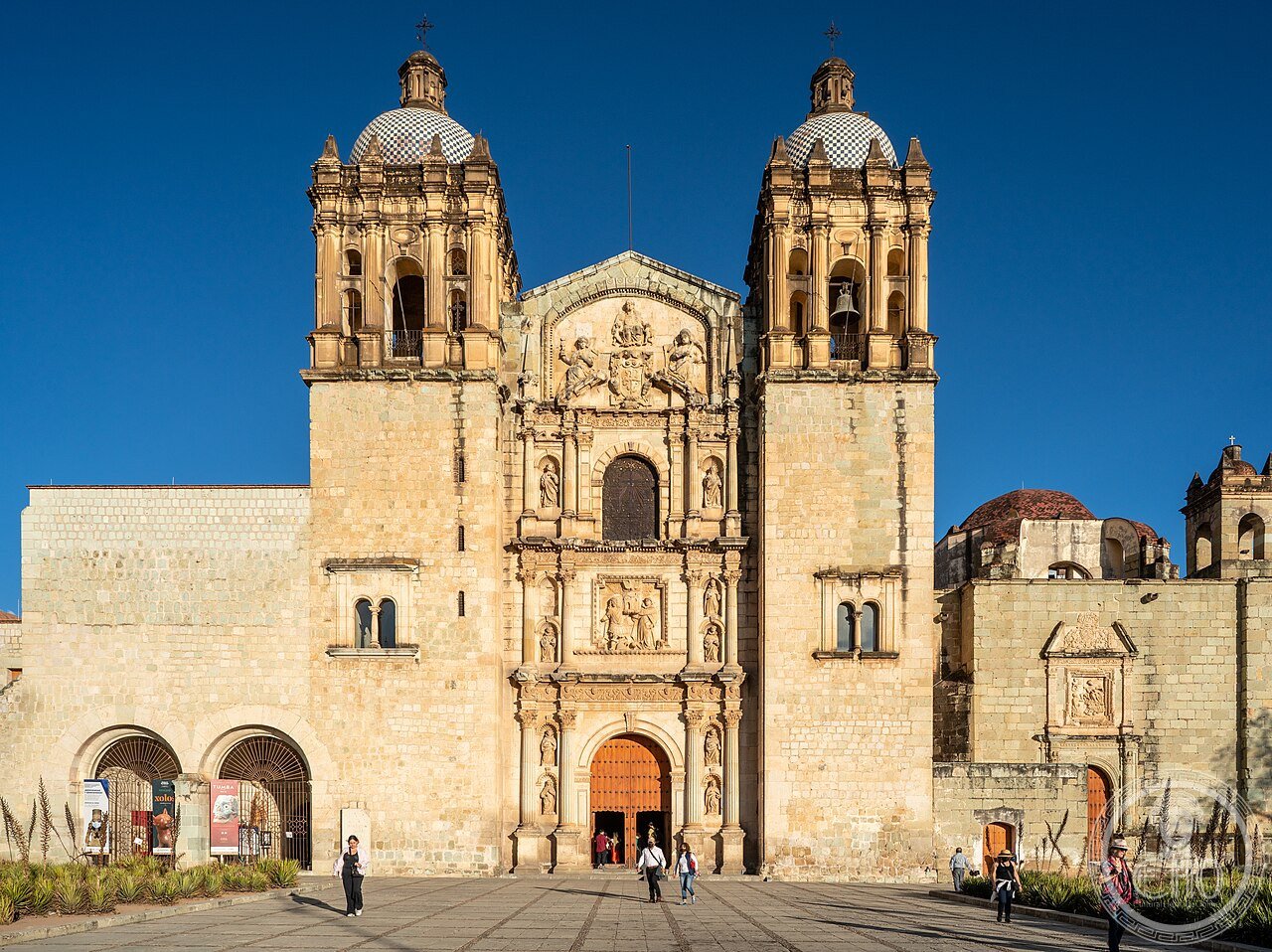 Templo de Santo Domingo de Guzmán in Oaxaca, Mexico, a fortress-like Dominican church whose plain exterior conceals one of the most lavishly gilded Baroque interiors in the Americas