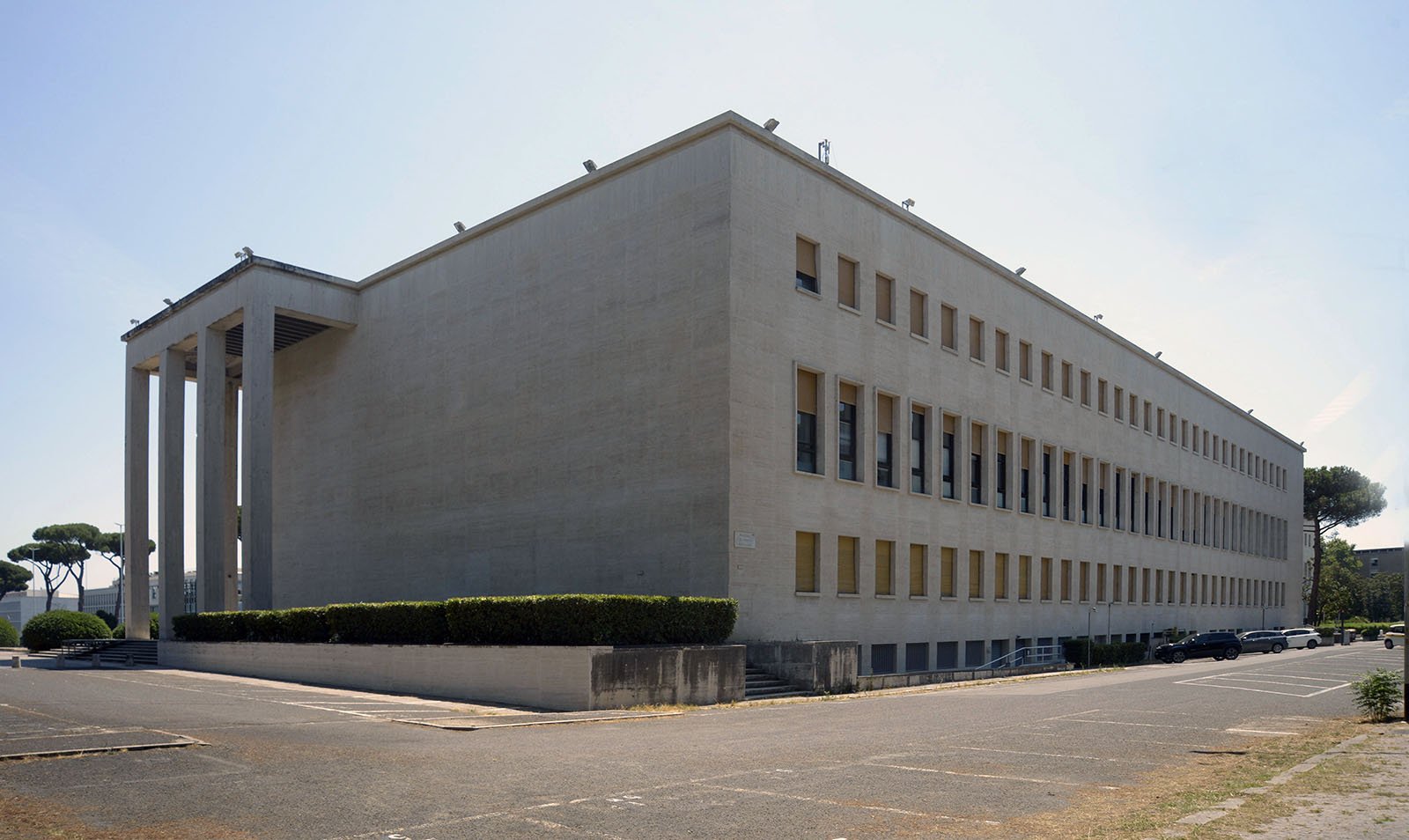The rear elevation of the Palazzo degli Uffici at EUR, Rome.