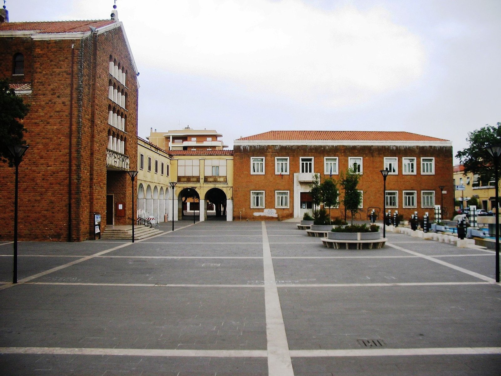 The founding piazza with the church of San Benedetto and the former Casa del Fascio. Photo via Wikimedia Commons, CC BY-SA 3.0.