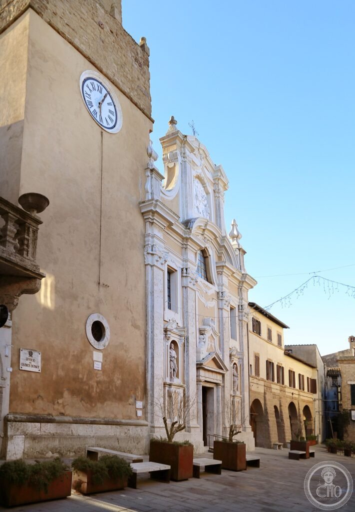 Facciata barocca della cattedrale di Pitigliano con campanile