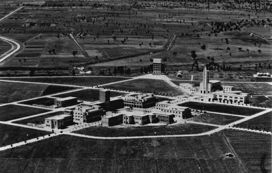 Pontinia from the air in 1939, four years after the inauguration: the founding grid in the drained plain. Photo: Stato Maggiore Aeronautica, public domain, via Wikimedia Commons.