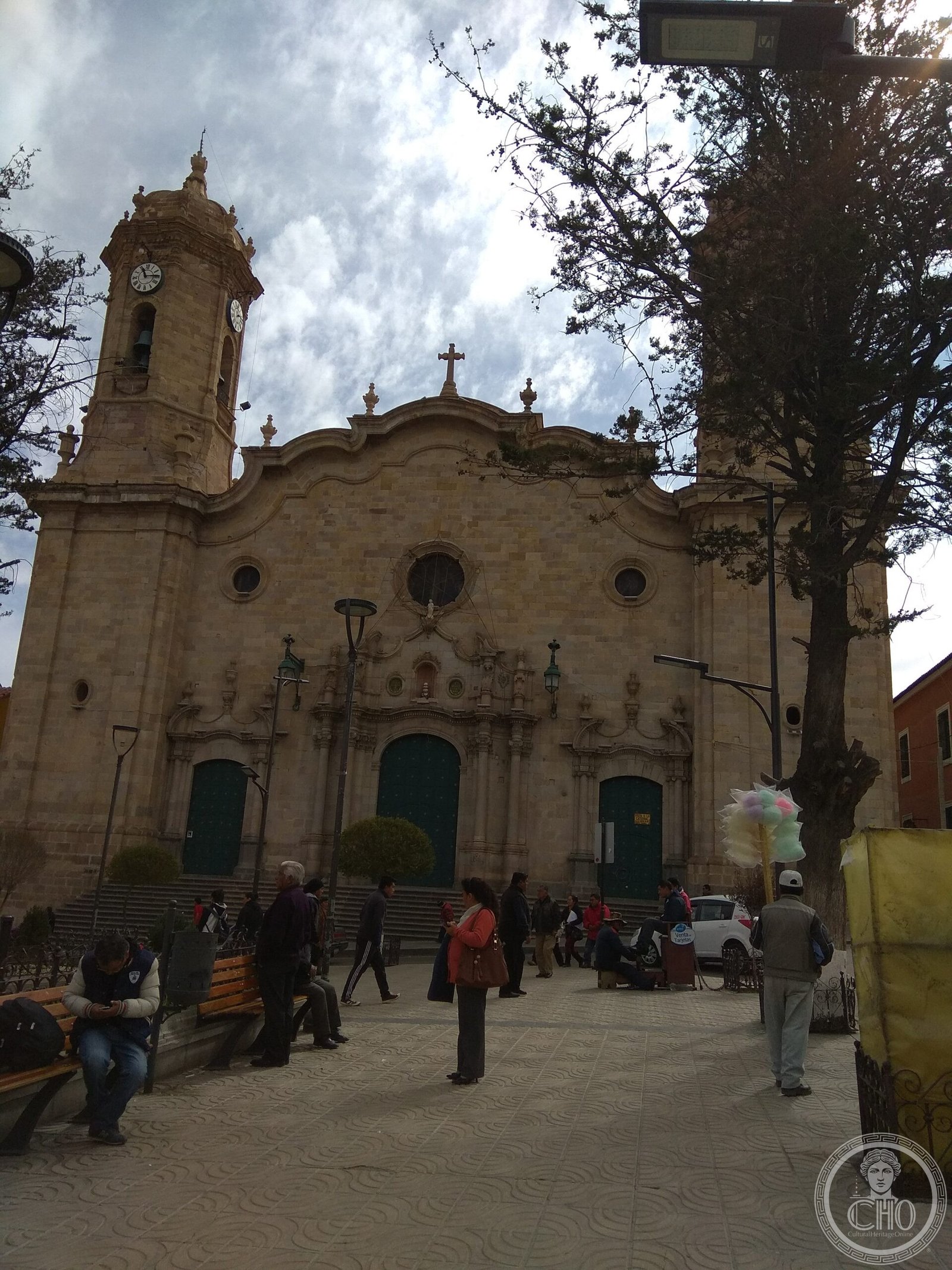 Metropolitan Cathedral of Potosí on Plaza 10 de Noviembre, Bolivia, a cream-colored Baroque-Neoclassical facade with twin bell towers