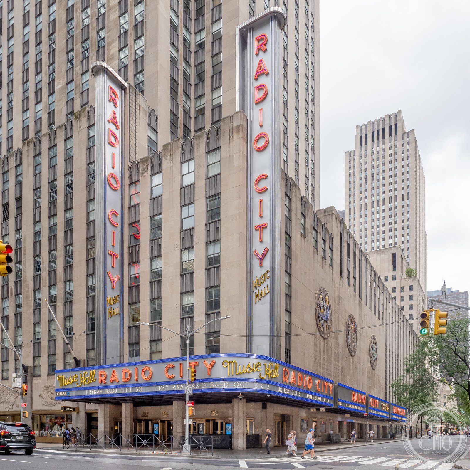 Radio City Music Hall illuminated facade on Avenue of the Americas, Midtown Manhattan, New York City — Art Deco theater 1932, Rockefeller Center