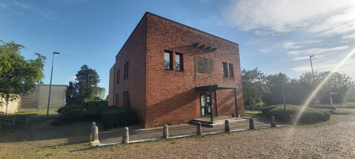 Ex Casa del Fascio — Rubano (Quirino De Giorgio, 1937–1939) — The block from the side, its brick pilasters rising without base or capital.