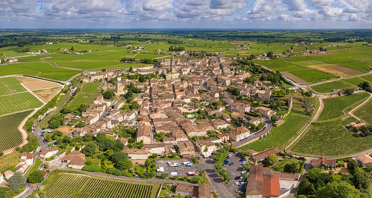 Veduta aerea panoramica del borgo medievale di Saint-Émilion e dei vigneti che lo circondano nella Gironda, Bordeaux, Francia — UNESCO 1999